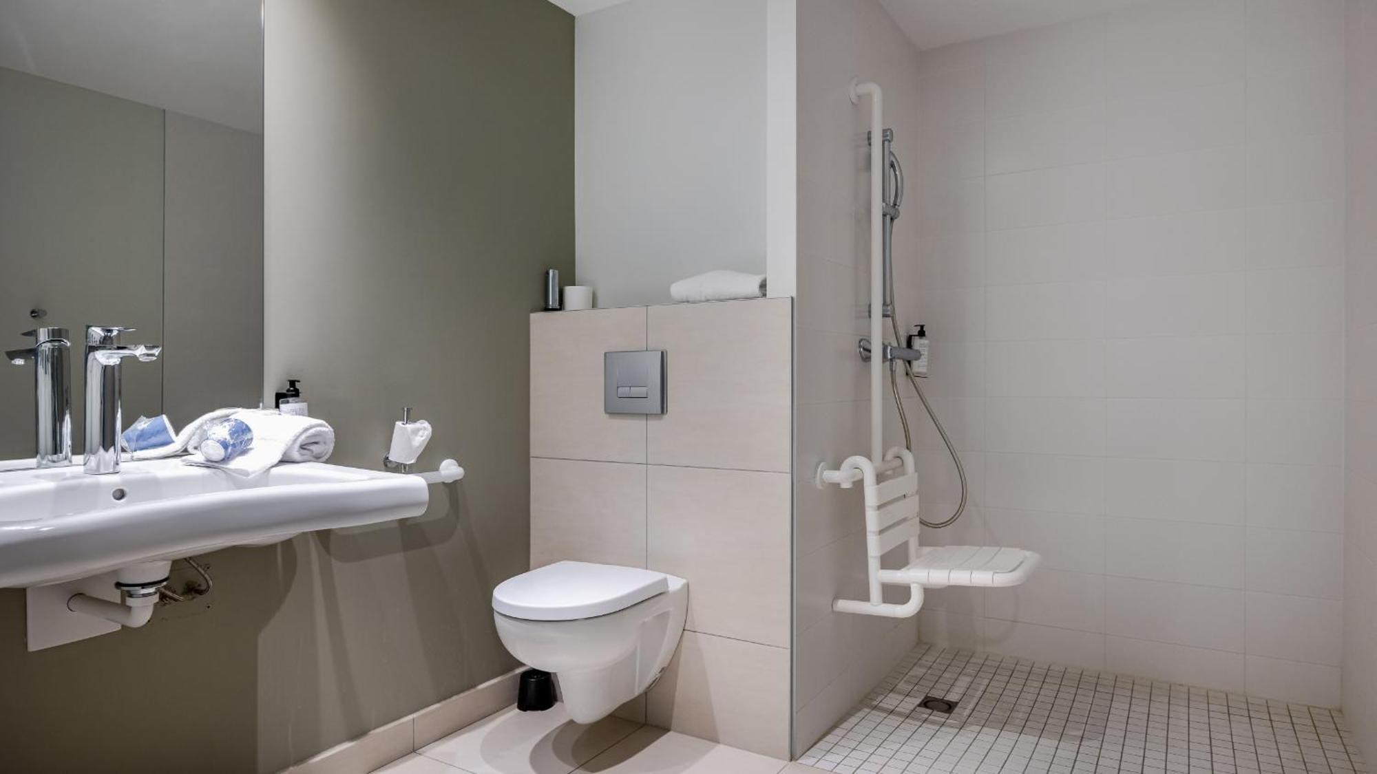 Hotel Akena Troyes - La Chapelle St-Luc Les Noes-pres-Troyes エクステリア 写真
